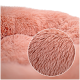 Nahaufnahme eines weichen, plüschigen Haustierbettes in einem hellen Rosa, das seine flauschige Textur und gemütliches Design zeigt.