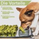 Ein brauner und weißer Hund schnüffelt an einer grünen Fütterungsmatte, die spielerisches Essen und Bindung mit Haustieren fördert, mit Text über seine Vorteile.