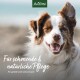 Ein fröhlicher braun-weißer Hund an einem verschwommenen Strand, mit dem Text: "Für schonende & natürliche Pflege" und "For gentle and natural care."
