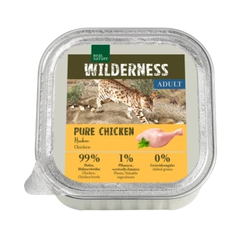 Silberner Haustierfutterbehälter mit der Aufschrift "Wilderness Adult Pure Chicken" mit einem Bild einer Wildkatze, das 99% Huhn, 1% Pflanzen, 0% Getreide angibt.