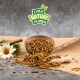 Lyra Nature Power Haustierfutter mit einer Schüssel aus getrocknetem Insektenprotein, mit einem Holzlöffel und dekorativen Blumen auf einem strukturierten Hintergrund.