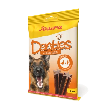 Ein Paket von Josera Denties Hundeleckerlis mit einem glücklichen Deutschen Schäferhund, beschriftet "mit Ente & Karotte", getreidefrei, enthält 7 Sticks.