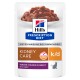 Pochette de nourriture humide pour chat Hill's Prescription Diet Kidney Care k/d, présentant des morceaux tendres dans une sauce avec du bœuf, recommandée par les vétérinaires.