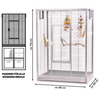 Ein großer Vogelkäfig mit den Abmessungen: Höhe 110 cm, Breite 80 cm, Tiefe 50 cm. Er verfügt über eine zentrale Tür und hängende Spielzeuge.