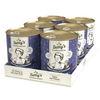 Dosen von Betty's Landhausküche Haustierfutter auf einem weißen Tablett, mit den Etiketten "Huhn & Fasan mit Bärlauchöl" und "Extra viel Fleisch".