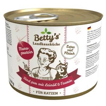 Dose mit Betty's Landhausküche Katzenfutter, mit einem pinken Etikett mit einem Koch und einer Katze, das "Rind pur mit Leinöl & Taurin" und "Extra viel Fleisch" angibt.