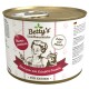 Dose mit Betty's Landhausküche Katzenfutter, mit einem pinken Etikett mit einem Koch und einer Katze, das "Rind pur mit Leinöl & Taurin" und "Extra viel Fleisch" angibt.