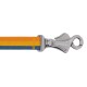 Eine Nahaufnahme einer bunten Hundeleine mit orangefarbenen, gelben und blauen Streifen, mit einem silbernen Metallclip mit der Aufschrift 'RUFFWEAR.'