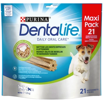 Friandises Purina Dentalife Daily Oral Care dans un Maxi Pack de 21 bâtonnets pour chiens de 7 à 12 kg, avec une texture flexible pour le nettoyage dentaire.