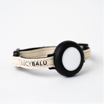 Ein beiger Haustierhalsband mit einem schwarzen runden Anhänger, auf dem der Markenname 'LUCYBALU' auf dem Riemen gedruckt ist.
