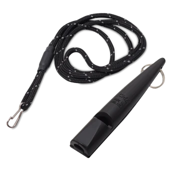 Schwarzer Kunststoff-Hundepfeife mit einem schwarz-weiß gesprenkelten Schlüsselband, Metallclip befestigt.