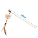 Katze Spielzeugstock mit einem plüschigen Mäusekopf, bunten Perlen und Federn, 40 cm lang.