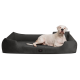 Ein großer weißer Hund, der auf einem plüschigen, dunkelgrauen Haustierbett mit erhöhten Seiten entspannt, mit einem kleinen schwarzen Etikett.
