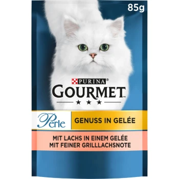 Witte kat met groene ogen op een blauwe achtergrond, met een verpakking van Purina Gourmet Perle kattenvoer in jelly met zalm.