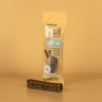 Hundeleckerli-Packung mit der Aufschrift 'hanfred Hanfsos Stangerl ultra' mit einem Bild eines Hundes, mit Hanf- und natürlichem CBD-Gehalt.