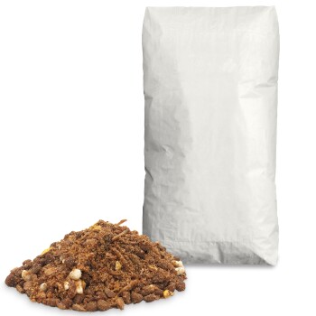 Nahaufnahme einer Mischung aus Tierfutter mit Pellets, Körnern und sichtbaren Mehlwürmern.