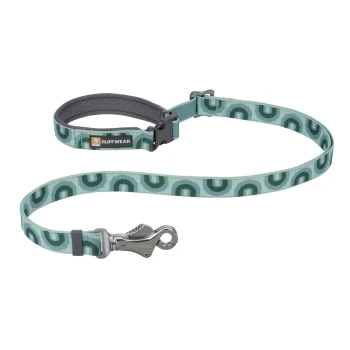 Eine stilvolle Hundeleine von Ruffwear mit einem geometrischen Muster in Teal- und Grüntönen, mit einem stabilen Metallclip zur Befestigung.