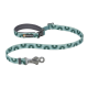 Eine stilvolle Hundeleine von Ruffwear mit einem geometrischen Muster in Teal- und Grüntönen, mit einem stabilen Metallclip zur Befestigung.
