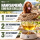 Eine flauschige graue Katze, die in einem Feld mit Wildblumen entspannt, umgeben von grünem Gras und kleinen gelben und weißen Blüten.
