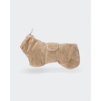 Bademantel Taupe 30 cm Ein weicher beiger Hundemantel mit hohem Kragen und verstellbarem Riemen, entworfen für Wärme und Komfort, auf einem hellen Hintergrund präsentiert.