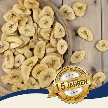 Getrocknete Bananenchips in einer Holzschale mit einem goldenen Siegel mit der Aufschrift "15 Jahren Bewährte Qualität Best Quality."