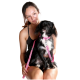 Eine Frau hält einen kleinen schwarz-weißen Hund mit einem rosa Halsband und Leine, der ein stilvolles Haustierzubehör präsentiert.