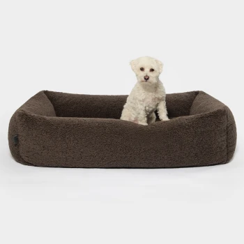 Braunes plüschiges Haustierbett mit erhöhten Rändern, entworfen für Komfort und Unterstützung, vor einem weißen Hintergrund.