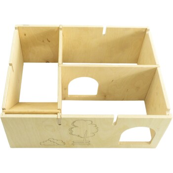 Holzspielhaus für Haustiere mit mehreren Fächern und ausgeschnittenen Fenstern, mit einem gravierten Baum- und Wolkendesign.