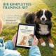 Eine schwarze Trainingstasche für Hunde steht auf einem Kiesweg, mit dem Text 'EINE EXZELLENTE HILFE FÜR'S RÜCKRUFTTRAINING' darüber.