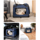 Blauer Haustierträger mit Netzfenstern, mit einem kleinen Hund, der darin ruht, in drei Umgebungen gezeigt: einem Wohnzimmer, einem Kofferraum und einem Schlafzimmer.