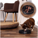 Ein kleiner brauner Hund, der aus einer schwarzen langsamen Futter-Schüssel mit einem wirbelnden Design, beschriftet mit "lionto", in einer gemütlichen Innenumgebung frisst.