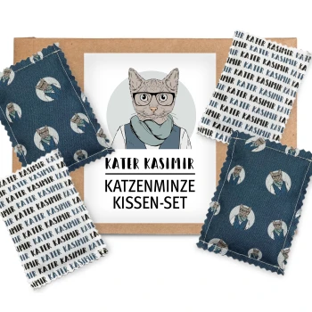Ein Set von Katzenminzkissen mit einer Cartoon-Katze, die eine Brille und einen Schal trägt, mit dem Text 'KATER KASIMIR KATZENMINZE KISSEN-SET.'
