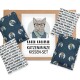 Ein Set von Katzenminzkissen mit einer Cartoon-Katze, die eine Brille und einen Schal trägt, mit dem Text 'KATER KASIMIR KATZENMINZE KISSEN-SET.'