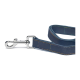 Eine Nahaufnahme einer dunkelblauen Hundeleine mit gelben Nähten und einem Metallclip zur Befestigung, die ihr haltbares Design zeigt.