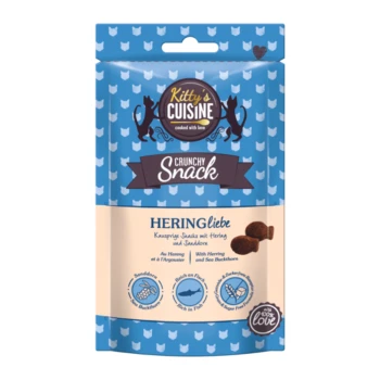 Crunchy Snack with Love 50g Hering-Liebe, mit Hering und Sanddorn Blaue Snackverpackung mit der Aufschrift "Kitty's Cuisine Crunchy Snack" mit "HERINGliebe," mit Bildern von Fisch und Sanddorn, reich an Fisch.