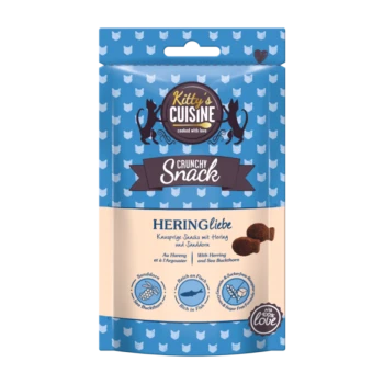 Blaue Snackverpackung mit der Aufschrift "Kitty's Cuisine Crunchy Snack" mit "HERINGliebe," mit Bildern von Fisch und Sanddorn, reich an Fisch.