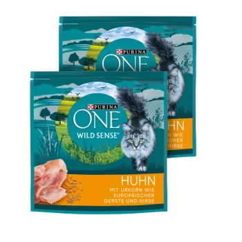 Zwei Purina ONE Wild Sense Katzenfutterbeutel mit Huhn und Getreide, mit einer grauen Katze und Landschaft im Hintergrund.