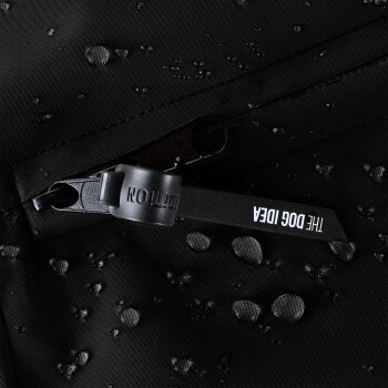 Schwarzer Stoff mit dem Text "COOLMAX® ACTIVE WEAR (INNENFUTTER) MAXIMALE PERFORMANCE" und zusätzlichen Details zu Feuchtigkeitstransport und Atmungsaktivität.