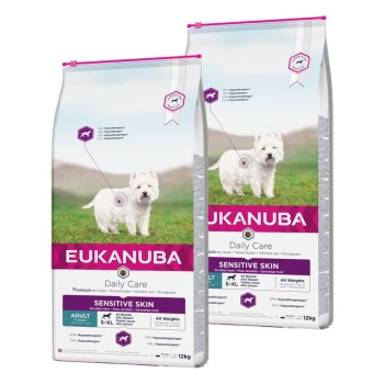 Eukanuba Daily Care Sensitive Skin Hundefutterbeutel, jeweils 12 kg, mit einem weißen Hund auf der Vorderseite und hypoallergenen Etiketten.