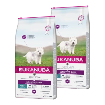 Eukanuba Daily Care Sensitive Skin Hundefutterbeutel, jeweils 12 kg, mit einem weißen Hund auf der Vorderseite und hypoallergenen Etiketten.