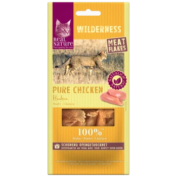 Huisdiervoedselpakket voor 'Real Nature Wilderness' met 'Pure Chicken' vleesvlokken voor katten, met kippenstukjes en een afbeelding van een wilde kat.