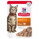 Hill's Science Plan Katzenfutterbeutel mit einer getigerten Katze, gekennzeichnet mit 'Erwachsene 1-6 mit Truthahn', zeigt Stücke in Soße.