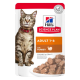 Hill's Science Plan Katzenfutterbeutel mit einer getigerten Katze, gekennzeichnet mit 'Erwachsene 1-6 mit Truthahn', zeigt Stücke in Soße.