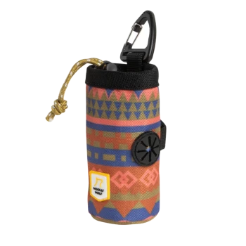 Bunter, gemusterter Hundekotbeutelspender mit Clip, mit schwarzem Deckel und gelbem "Woolly Wolf"-Logo.