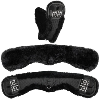 Schwarze Kunstfell-Pferdegurtabdeckung mit gestepptem Rücken und Metall-Schnallen, in drei Abschnitten präsentiert.