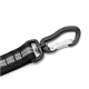 Nahaufnahme einer schwarzen Haustierleine mit einem stabilen Metallkarabinerclip mit einem silbernen Verschluss, der für eine sichere Befestigung konzipiert ist.