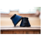 Zwei Pferdeboots in Marineblau und Schwarz, mit einem weichen Fleece-Futter und einem "Equinate"-Logo, auf einer Holzoberfläche präsentiert.