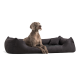 Ein entspannter grauer Hund liegt auf einem plüschigen, dunkelgrauen Hundebett und zeigt Komfort und Stil.