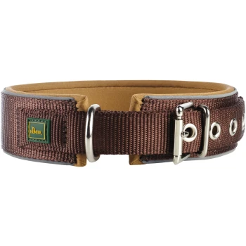 Brauner Hundehalsband mit gepolstertem Innenraum, Metallschnalle und D-Ring zur Leinenbefestigung, mit einem kleinen grünen und gelben Hunter-Logo.