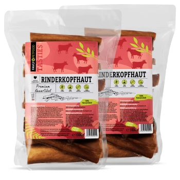 Rinderkopfhaut 2 kg Zwei transparente Beutel mit Hundeleckerlis, beschriftet mit "Rinderkopfhaut" auf rotem Hintergrund, mit Nährwertangaben und einem 100% natürlichen Produktanspruch.